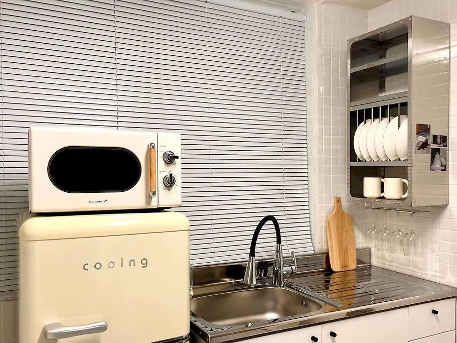 Hongik University Station 10 Minutes Walking Distance 3 Queen Beds For 6 People Σεούλ 0*,  Νότια Κορέα