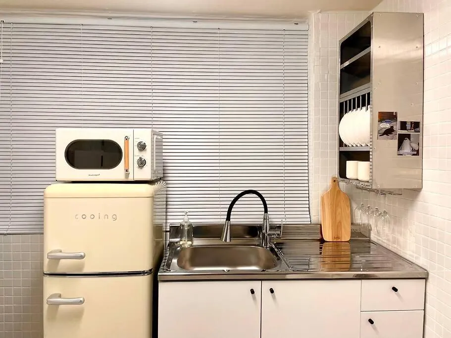 Hongik University Station 10 Minutes Walking Distance 3 Queen Beds For 6 People Σεούλ Διαμέρισμα