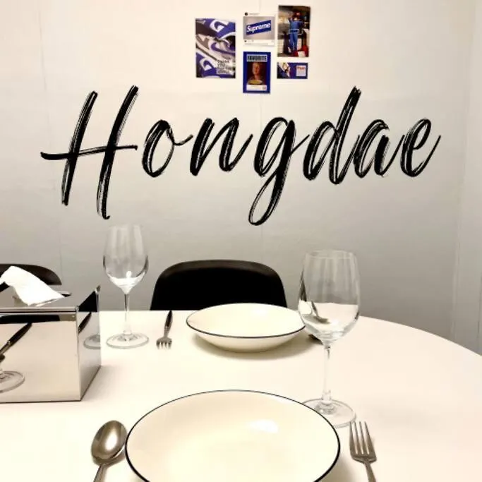Daire Hongik University Station 10 Minutes Walking Distance 3 Queen Beds For 6 People Seul